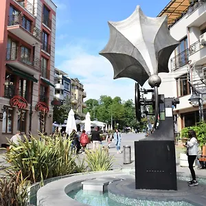 Top Center Gramophone With Private Parking Apartment